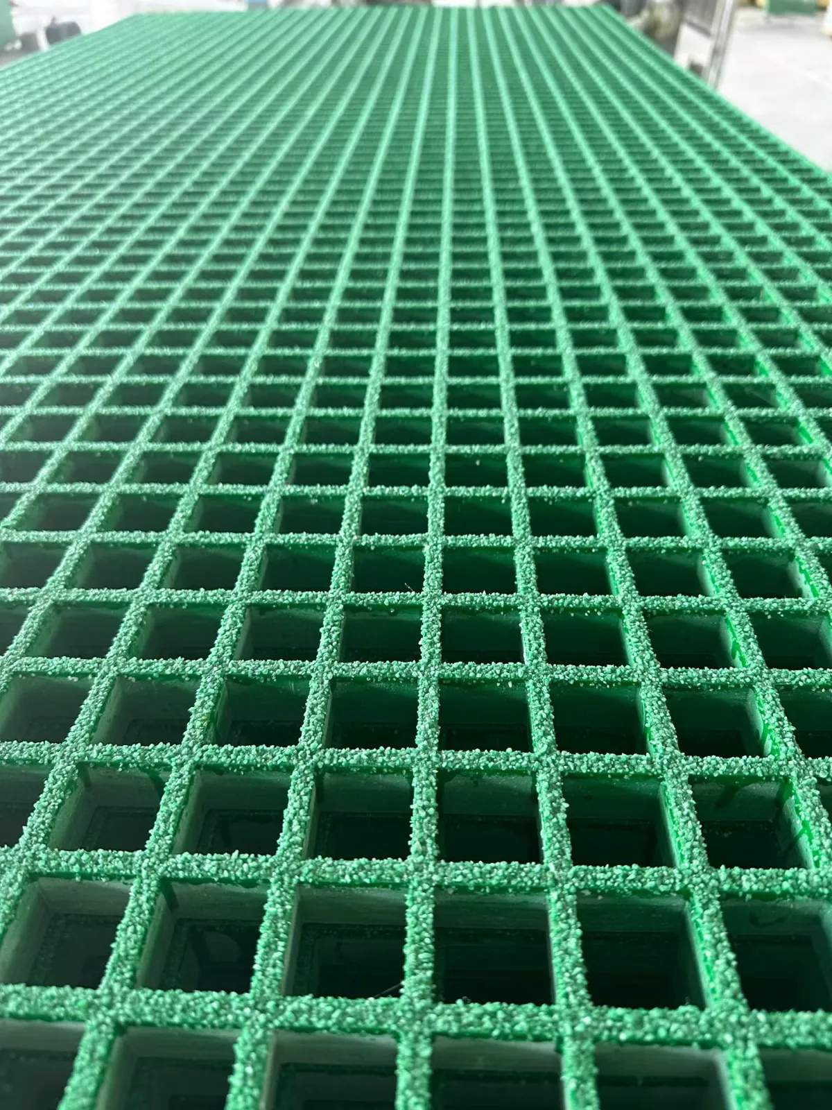 Molded FRP fiberglass grating panel for corrosive environments